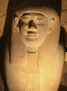 Fotografía si fechar facilitada por el Consejo Superior Egipcio de Antigüedades de uno de los féretros encontrados en un mausoleo recién descubierto en Saqqara